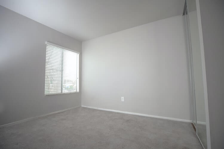 Empty room with white walls and a window